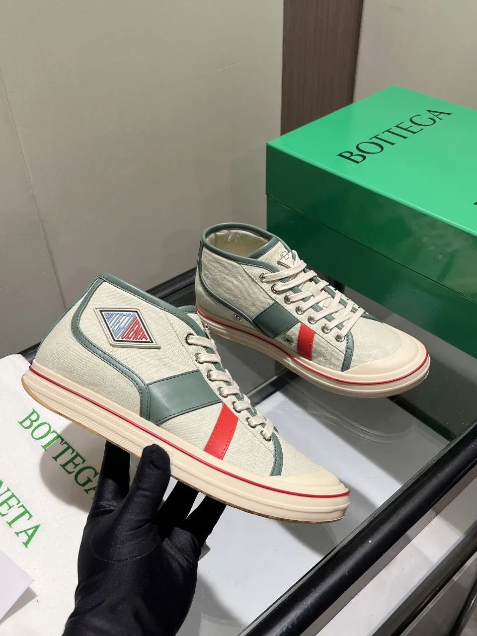 p540🐮🐮Bottega Veneta BV's latest Eliot series, retro basketball shoes, casual sports canvas shoes, become gods when they are launched! [Celebration] [Celebration] A 1:1 copy of the original version, [Fireworks] original material, [Fireworks] original color system, inspired by retro basketball sneakers, the color combination highlights youthful vitality, and perfectly interprets the theme of youth and childlike innocence. The details are also very particular. The summer canvas brings excellent durability and comfort. Designs such as calfskin trim, rubber toe caps and hand-painted retro red lines are full of retro feel. The round toe and convex sole add a modern feel and are suitable for various styles. Easily create a fashionable atmosphere. The upper foot is the focus...can be worn as a couple's shoes...each shoe has more taste and attitude! Fabric: Original customized high-density canvas + cowhide Lining: Original customized breathable canvas Insole: movable latex cowhide insole. Sole: original molded non-slip and wear-resistant TPU material. Sole thickness: 3cm. Size: women's size 35#-40#, men's size 39#-45#.